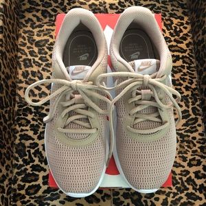 Nike Tanjun sand/white